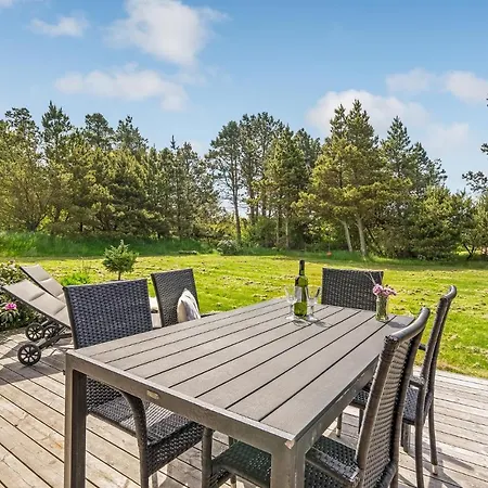Three-bedroom Holiday In Henne *