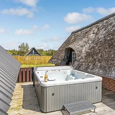Three-bedroom Holiday In Henne