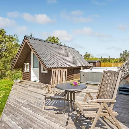 Three-bedroom Holiday In Henne *