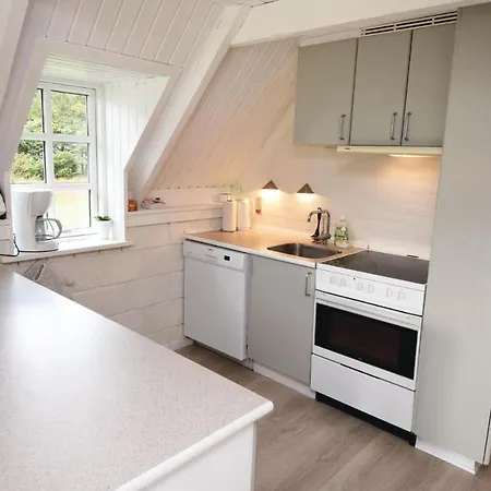Three-bedroom Holiday In Henne *
