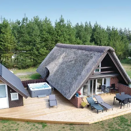 Three-bedroom Holiday In Henne *