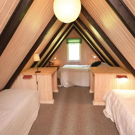 Three-bedroom Holiday In Henne